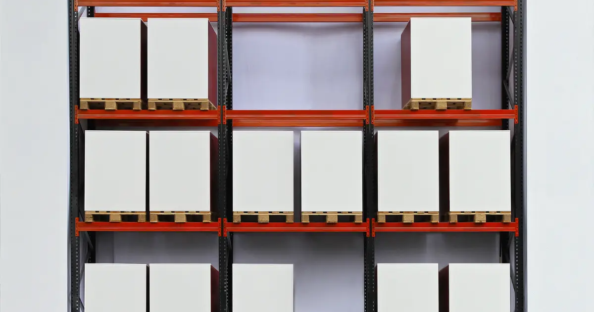 Jak wybrać regały paletowe, półkowe czy inne? Poradnik dla magazynów i nie tylko